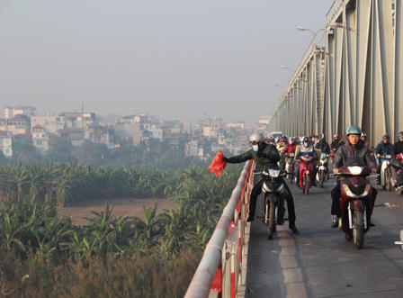 Sông Hồng ngổn ngang rác ngày tiễn ông Táo lên trời